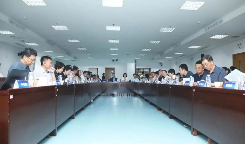 会议室里的人们 AI 生成的内容可能不正确。